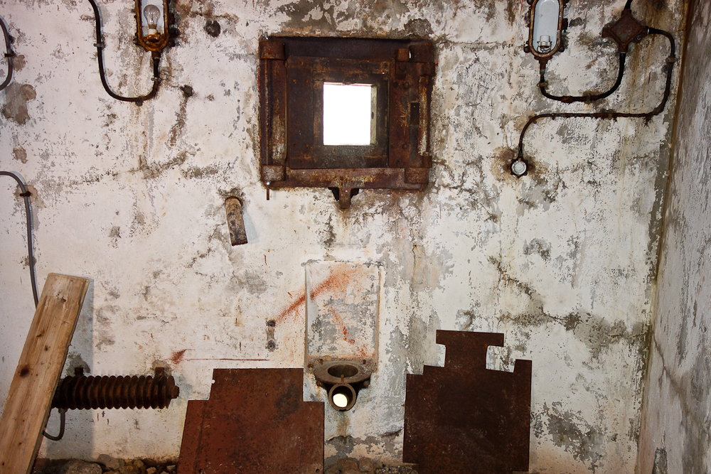 Ligne Maginot - PAS DU ROC - (Ouvrage d'artillerie) - Bloc 1
Chambre de tir avec le créneau mitrailleuse