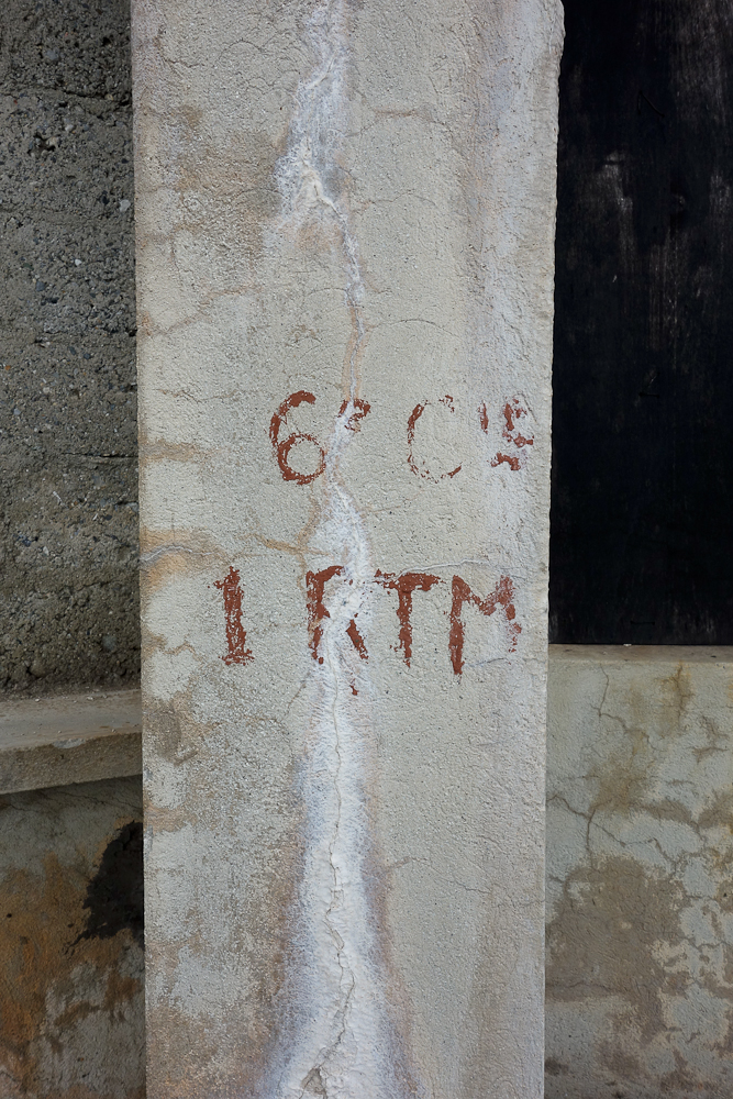 Ligne Maginot - PAS DU ROC - (Casernement) - Casernement extérieur
Inscription sur un des piliers : 6° Cie du 1° RTM