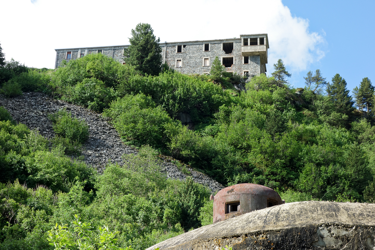 Ligne Maginot - LAVOIR - (Ouvrage d'artillerie) - Entrée munitions
La cloche GFM dominée par le casernement du temps de paix