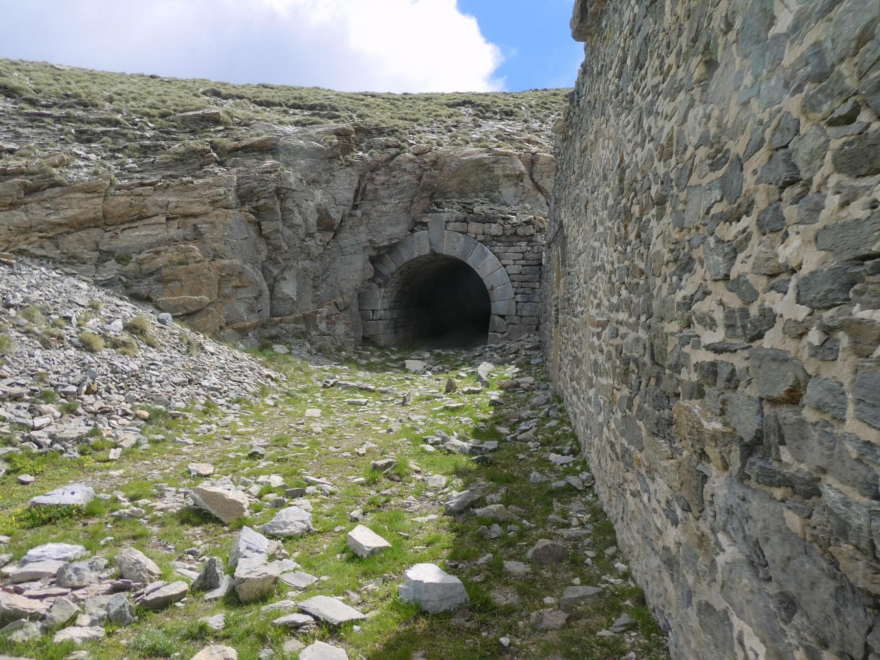 Ligne Maginot - TURRA - (Casemate d'artillerie) - Une des deux entrées de la batterie pour canons sous roc.