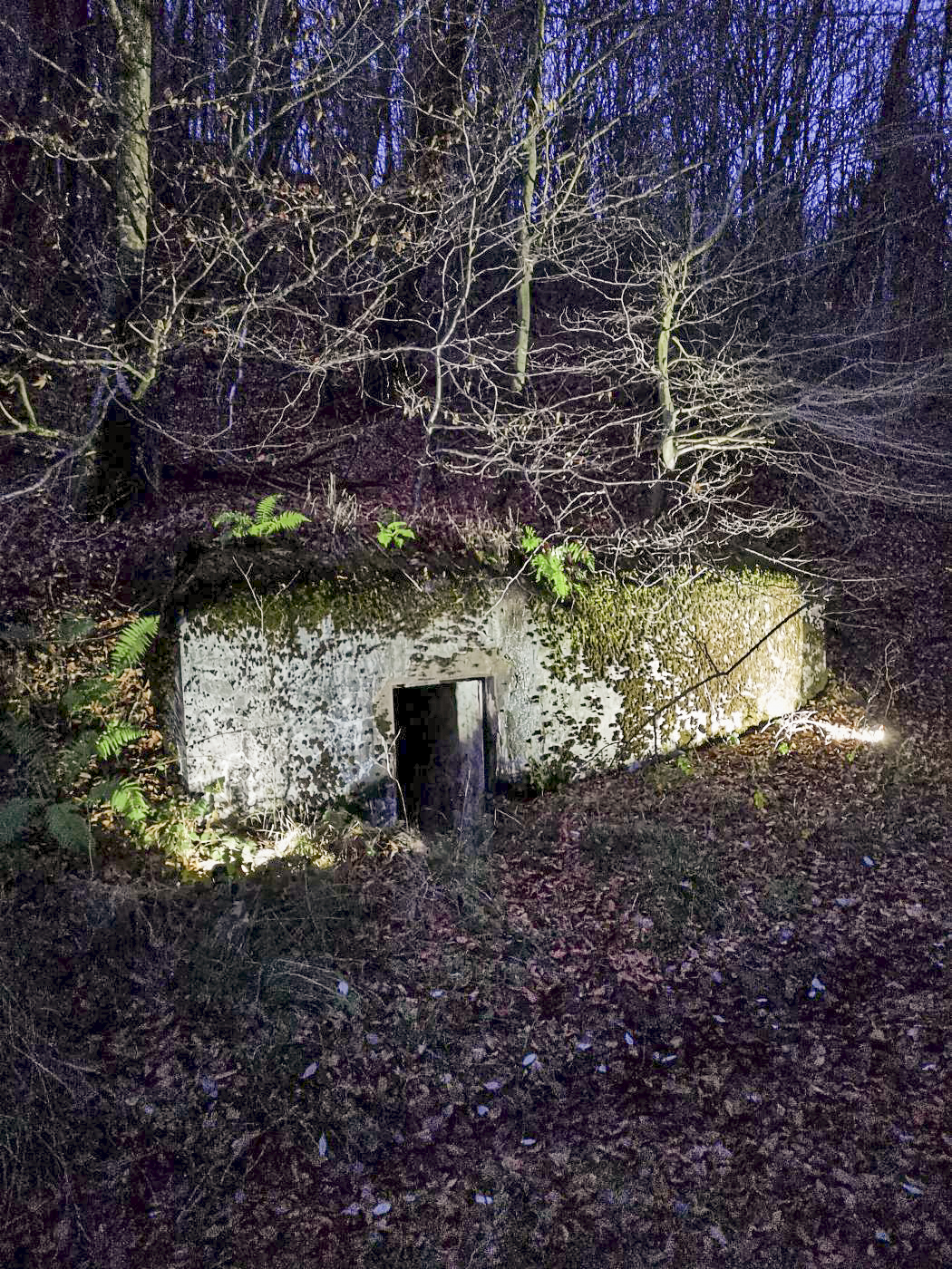 Ligne Maginot - B2 - (Chambre de coupure) - La chambre de coupure B2 éclairée de nuit.
