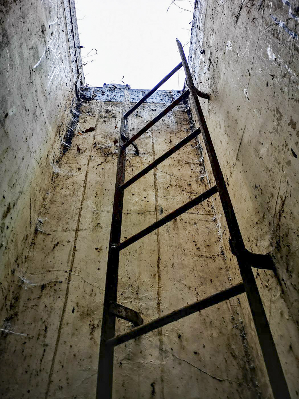 Ligne Maginot - BV2 - (Chambre de coupure) - L'échelle d'accès et le puits de la chambre de coupure vu depuis l'intérieur.