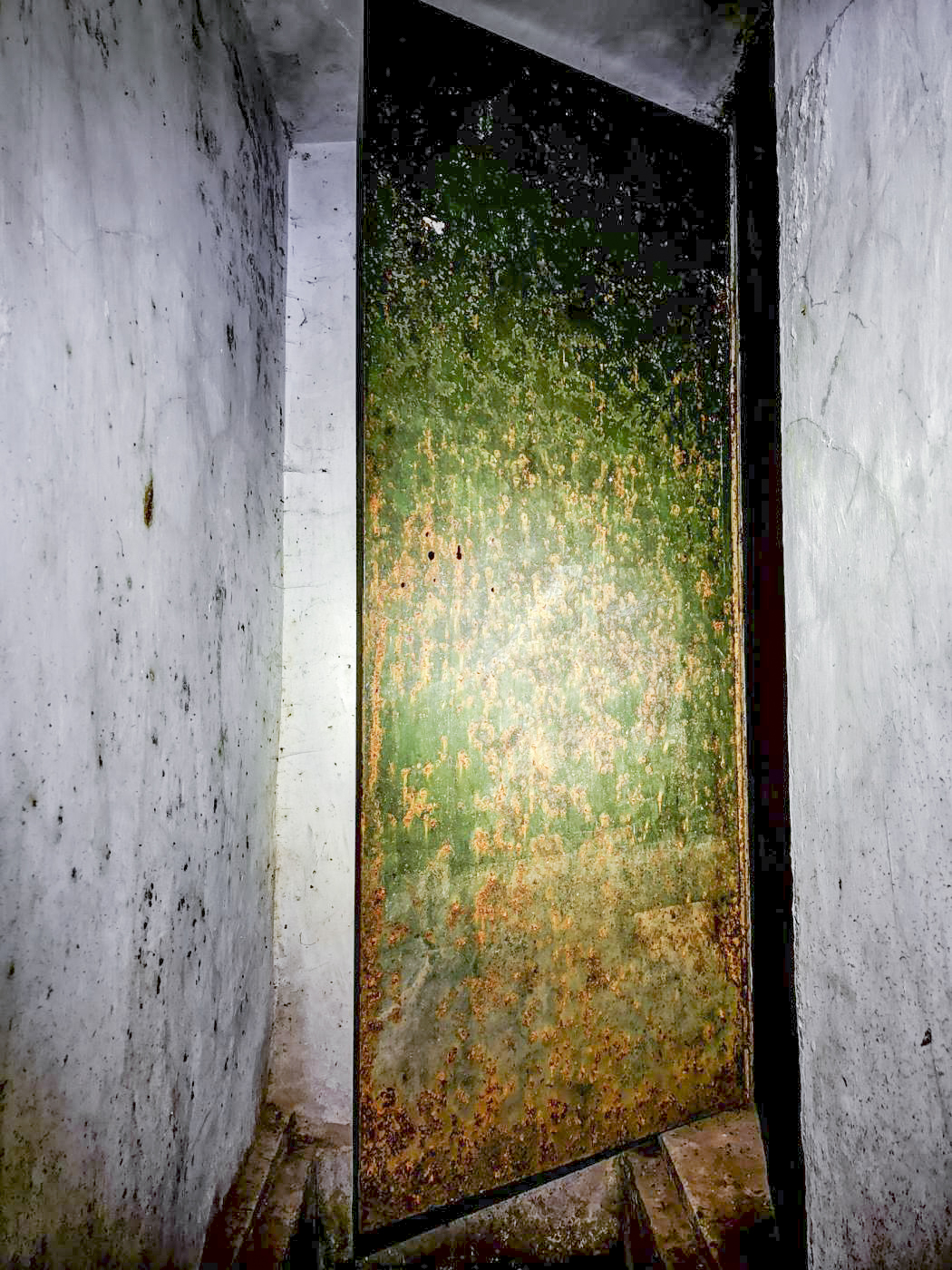 Ligne Maginot - BV2 - (Chambre de coupure) - Petit couloir avec porte d'accès à la chambre.