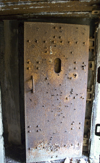 Ligne Maginot - FERME DE HEILIGENBRONN - (153° RIF - 150° RAP) - (PC de Sous-Secteur) - Plusieurs impacts sur la porte