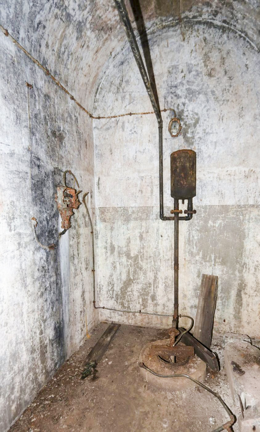 Ligne Maginot - FROHMUHL (PC DU QUARTIER KAPELLENHOF - II/153° RIF) - (Abri) - Le puits alimentant l'abri en eau
Cloche à air de la pompe immergée Mengin, remplacée après guerre par une pompe immergée électrique