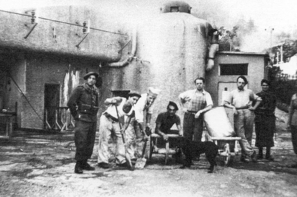 Ligne Maginot - SAINT ROCH (SHR) - (Ouvrage d'artillerie) - Quelques membres de l'équipage devant l'entrée de l'ouvrage