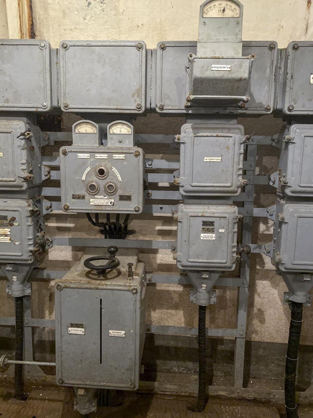Ligne Maginot - SAINT ROCH (SHR) - (Ouvrage d'artillerie) - L'usine électrique 
Détail d'une partie du tableau général de l'usine avec les éléments de réglage-couplage d'un des groupes électrogènes.