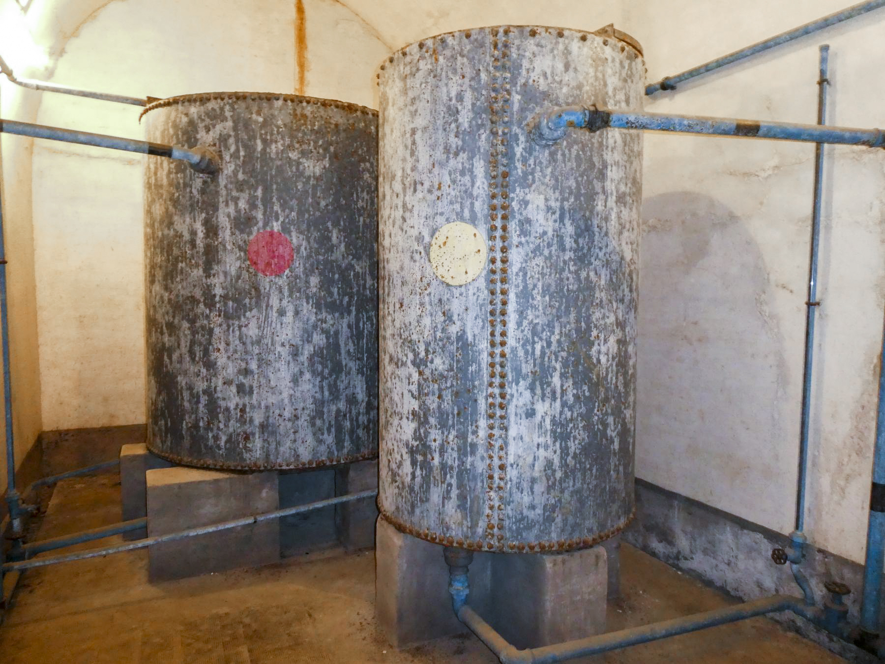 Ligne Maginot - SAINT ROCH (SHR) - (Ouvrage d'artillerie) - Citerne d'eau potable pour l'équipage
Pastille rouge décanteur
Pastille jaune ?