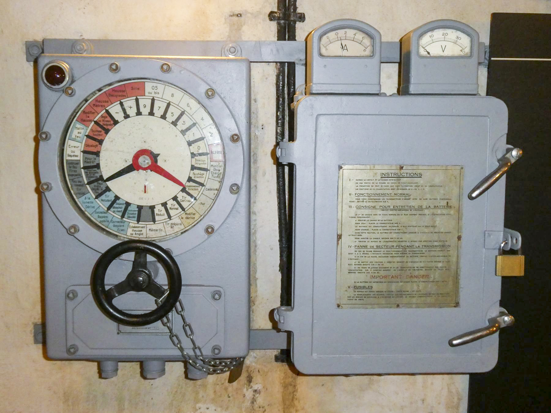 Ligne Maginot - SAINT ROCH (SHR) - (Ouvrage d'artillerie) - Transmetteur Carpentier avec sa batterie de secours en cas de coupure du réseau électrique