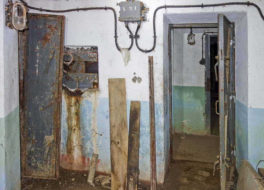 Ligne Maginot - LAVOIR - (Ouvrage d'artillerie) - Entrée des Hommes
A gauche le créneau FM de défense du couloir d'entrée