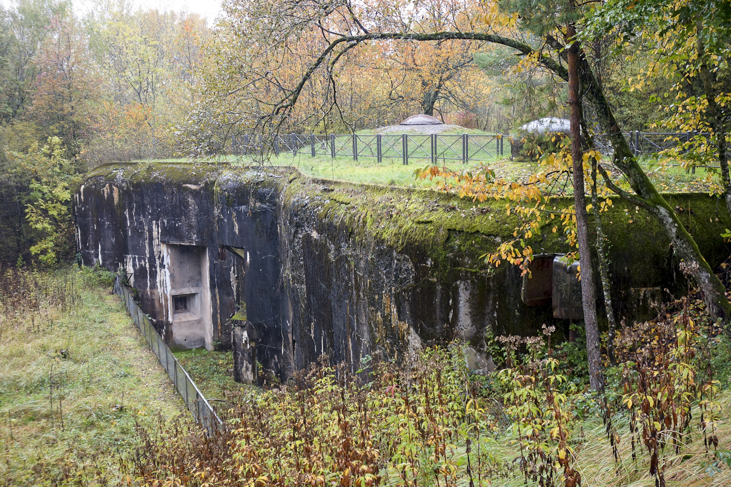 Ligne Maginot - SIMSERHOF - (Ouvrage d'artillerie) - Bloc 1
Vue d'ensemble du bloc, dominé par sa tourelle mitrailleuse et la cloche GFM. Noter le créneau FM de défense du fossé diamant.