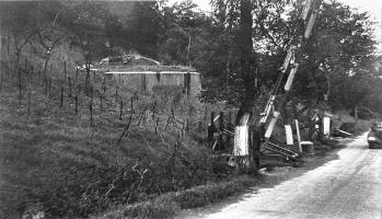 Ligne Maginot - CB4 - (Blockhaus pour canon) - Le blockhaus en 1940 avec la barrière de route à l'avant plan et l'abri visible à l'arrière plan.