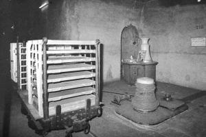 Ligne Maginot - Ouvrage d'artillerie du SIMSERHOF - Magasin principal à munitions M1
Cabestan utilisé pour la manutention des wagonnets, les locotracteurs électriques étant interdits dans les M1 du fait des risques présentés par les étincelles au niveau du caténaire.