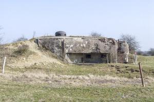 Ligne Maginot - SINNERSBERG OUEST - (Casemate d'infanterie) - La façade de tir. La boîte à sable se trouve à l'avant-plan au niveau de la clôture