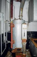 Ligne Maginot - FREUDENBERG (QUARTIER SCHIESSECK - I/37° RIF) - (Abri) - La chaudière vapeur à charbon produisant de l'eau chaude  pour le réchauffage de l'abri.
L'eau circule par effet de thermosiphon et alimente la batterie de chauffe insérée dans le circuit d'arrivée de l'air neuf.