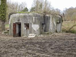 Ligne Maginot - B397 - ECLUSE DE RODIGNIES - (Blockhaus pour arme infanterie) - La face arrière du bloc; au fond les vestiges du Fort de Flines (Séré de Rivières)