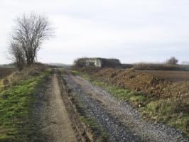 Ligne Maginot - A58 - JENLAIN OUEST - (Blockhaus pour canon) - Situé dans son environnement, ce blockhaus est visible depuis la D934.