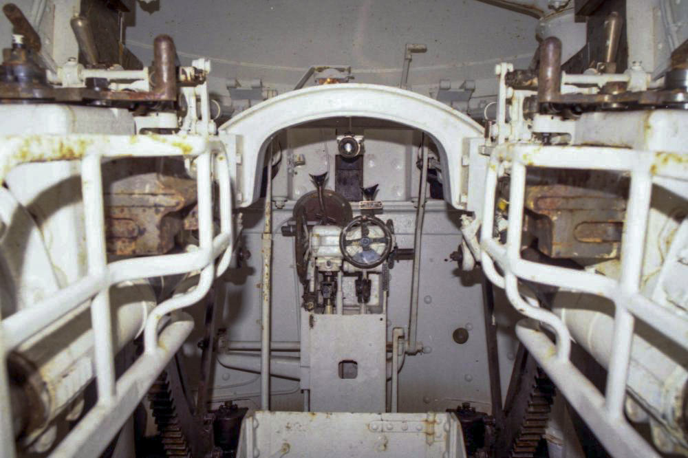Ligne Maginot - Ouvrage d'artillerie du SIMSERHOF - Bloc 8 
Tourelle de 75/33
Le poste de pointage de la chambre de tir entre les deux tubes