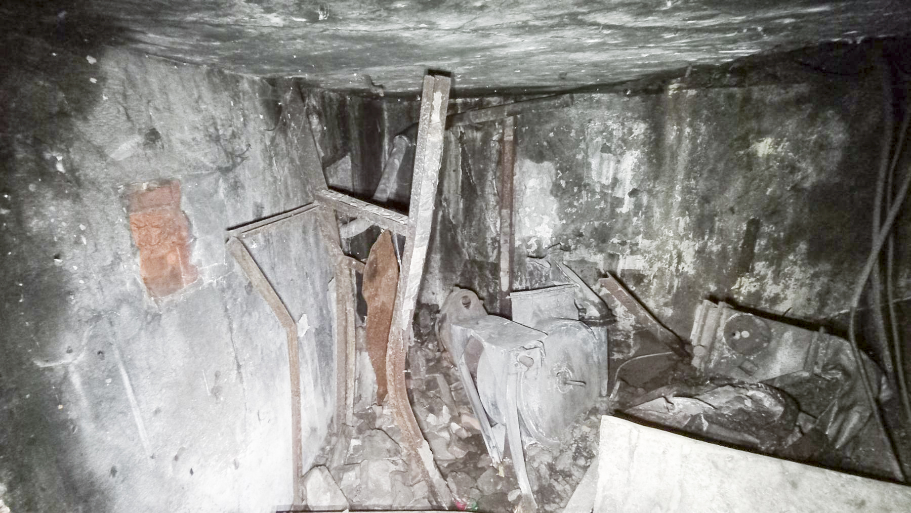 Ligne Maginot - BREMMELBACH NORD - C6 - (Casemate d'infanterie - double) - Etage inférieur de la casemate, 
Restes d'éléments de ventilation