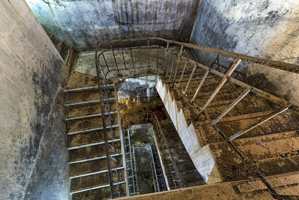 Ligne Maginot - LEGERET - (Abri) - Une fois dedans nous avons cet immense escalier qui nous emmène dans les souterrains de l'abri.