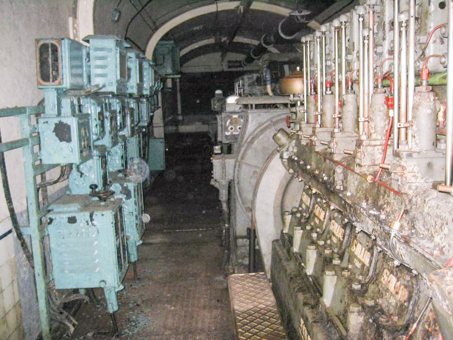 Ligne Maginot - OTTERBIEL - (Ouvrage d'artillerie) - Usine électrique
Groupes électrogènes à moteurs SMIM de 125 CV Récupérations officielles fédération mars 2005