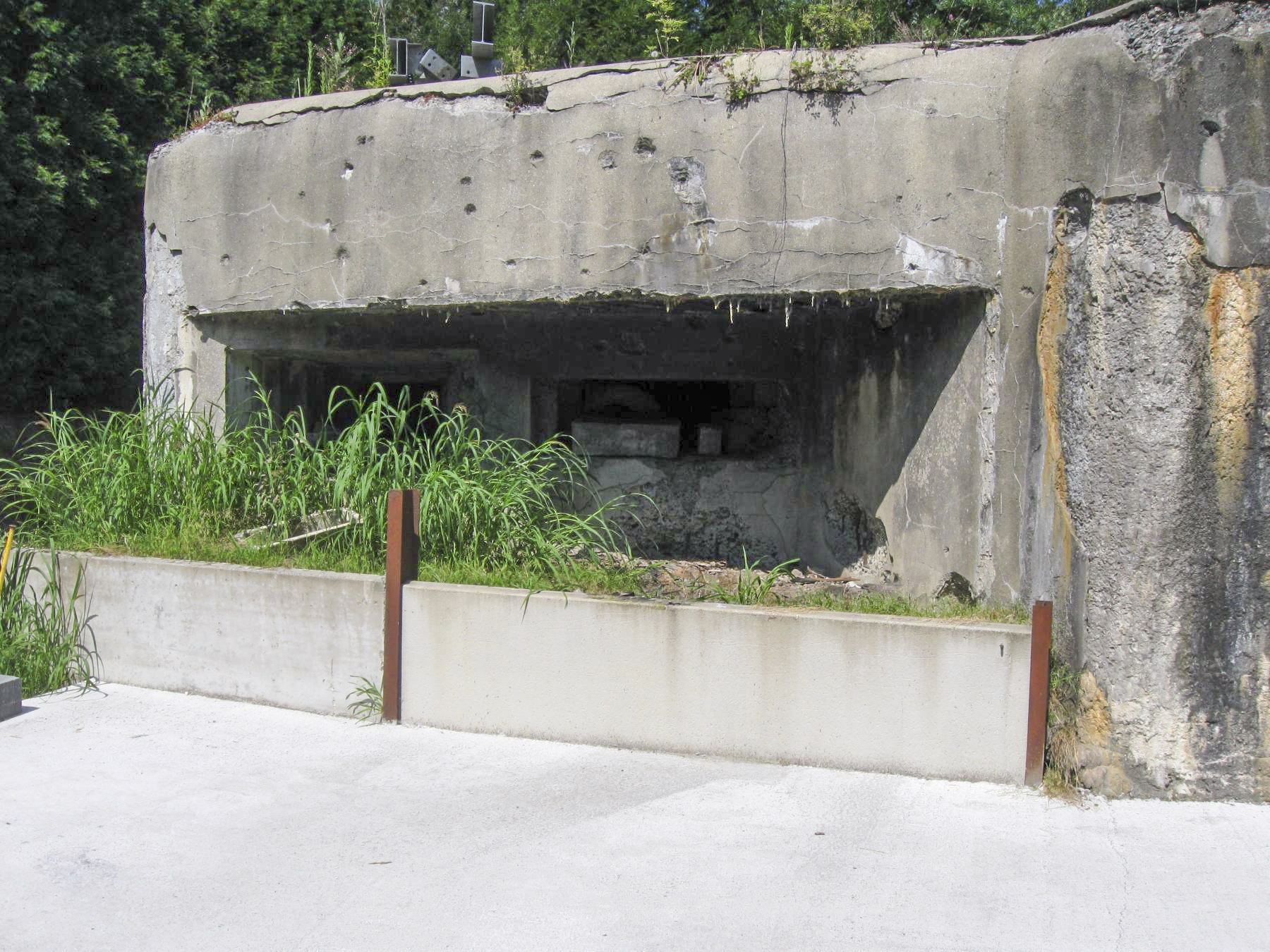 Ligne Maginot - A29 -  DIAMANT - (Blockhaus pour canon) - Les deux créneaux de droite tirant en direction des casemates du couple des écoles et du pont d'Hergnies