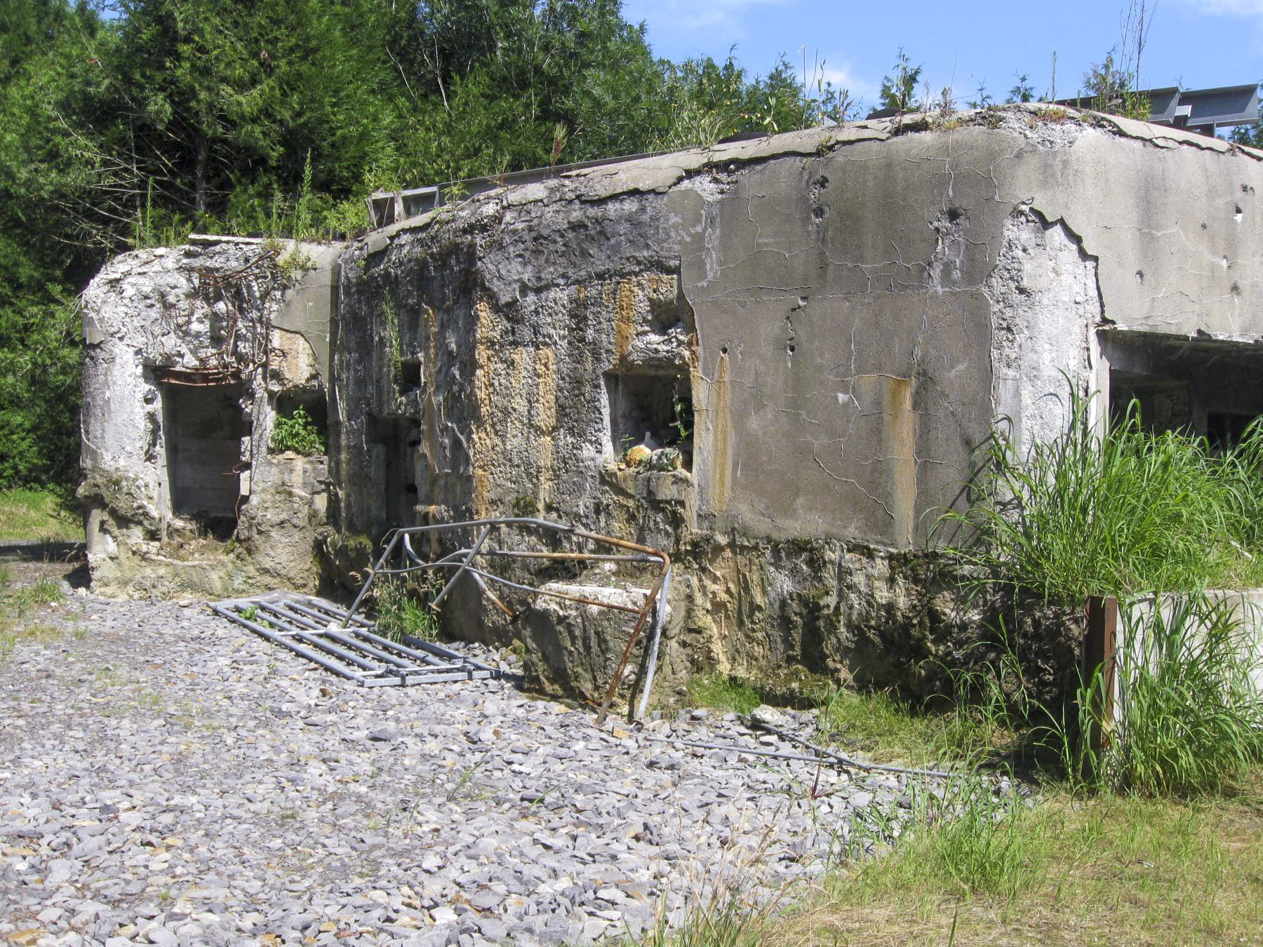 Ligne Maginot - A29 -  DIAMANT - (Blockhaus pour canon) - La façade arrière du bloc Diamant; elle porte les traces des coups reçus lors des combats