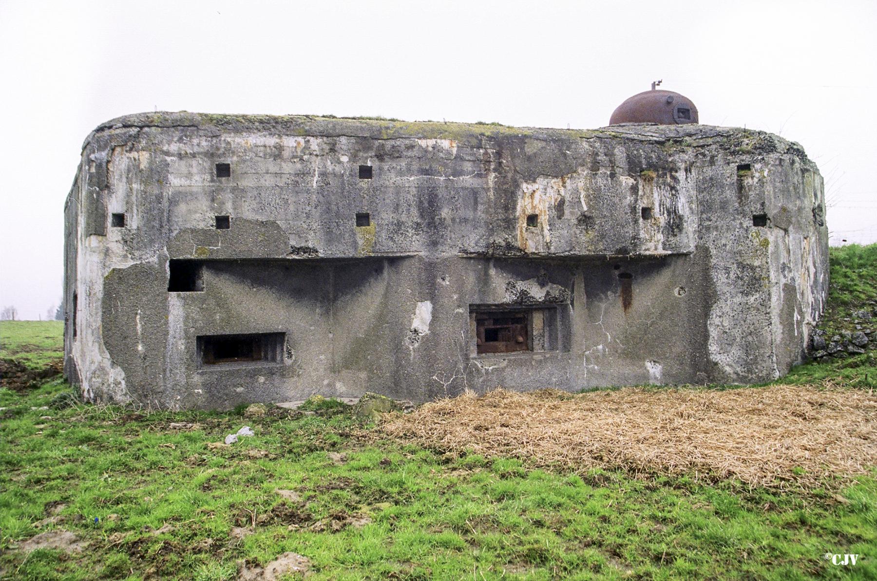 Ligne Maginot - A31 - BRUILLE SUD - (Casemate d'infanterie) - Les créneaux: à gauche pour une mitrailleuse Hotchkiss et à droite pour canon antichar de 25 mm