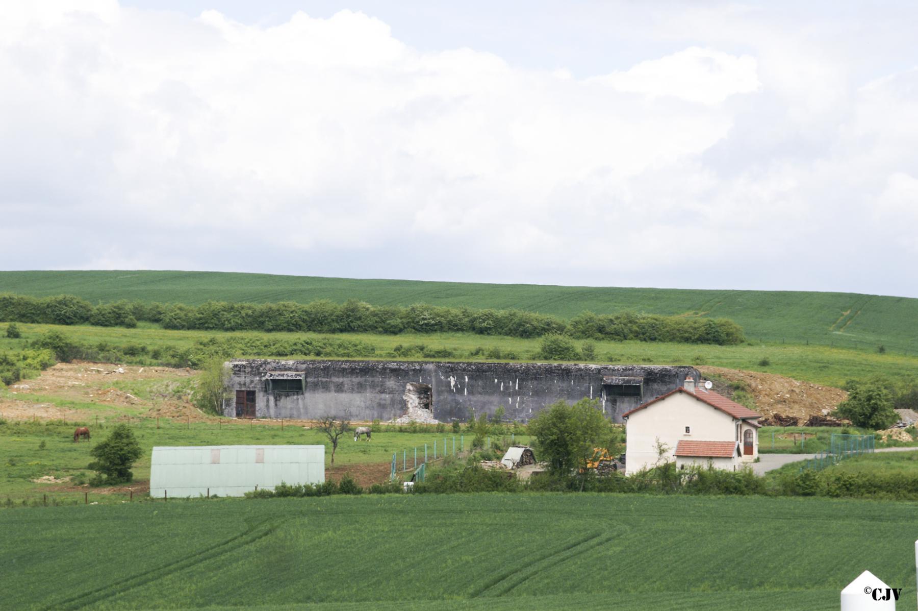 Ligne Maginot - XIVRY CIRCOURT ( Infrastructures électriques ) - Le mur est déjà percé....