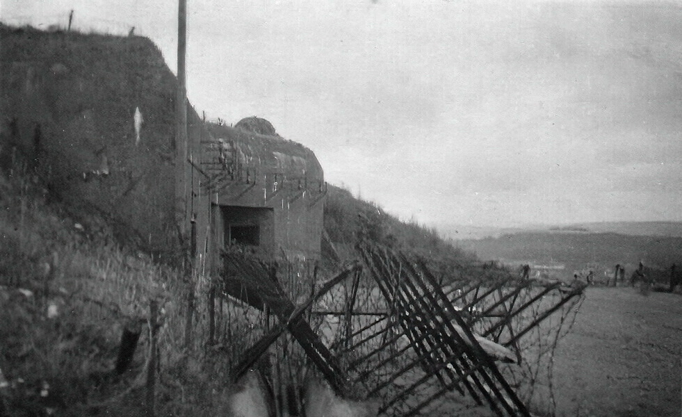 Ligne Maginot - SCHIESSECK - (Ouvrage d'artillerie) - L'EH sous un angle un peu particulier. La citadelle de Bitche tout au fond.