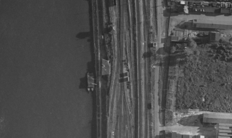 Ligne Maginot - BASSIN DE L'INDUSTRIE - (Casemate d'infanterie - double) - La casemate Bassin de l'Industrie en 1947
On distingue l'entrée de la galerie d'accès au pied du talus de la gare de triage