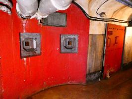 Ligne Maginot - SAINT OURS HAUT (SOH) - (Ouvrage d'artillerie) - Défense intérieure. Créneaux pour FM couvrant la galerie et le bas du plan incliné
Le peinturage en rouge a été fait pour le tournage du téléfilm