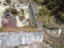 Ligne Maginot - CAMP D'ARGENT - COL DE TURINI - (Dépôt de Munitions) - L'entrée droite et la fontaine construite en 1932