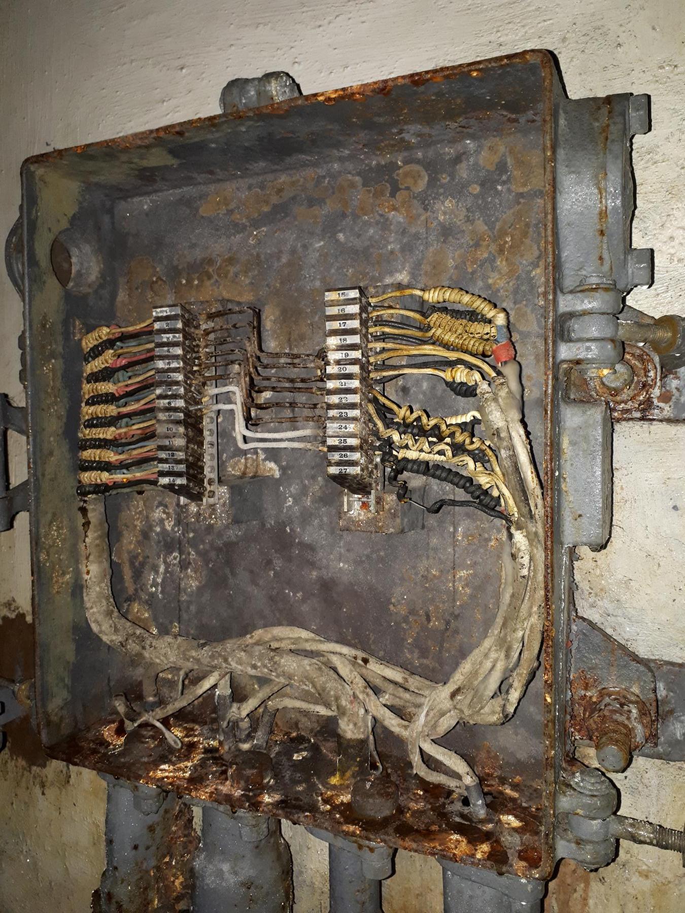 Ligne Maginot - SAINT ANTOINE - (Ouvrage d'artillerie) - Bloc EHM
Etage inférieur
Répartiteur téléphonique