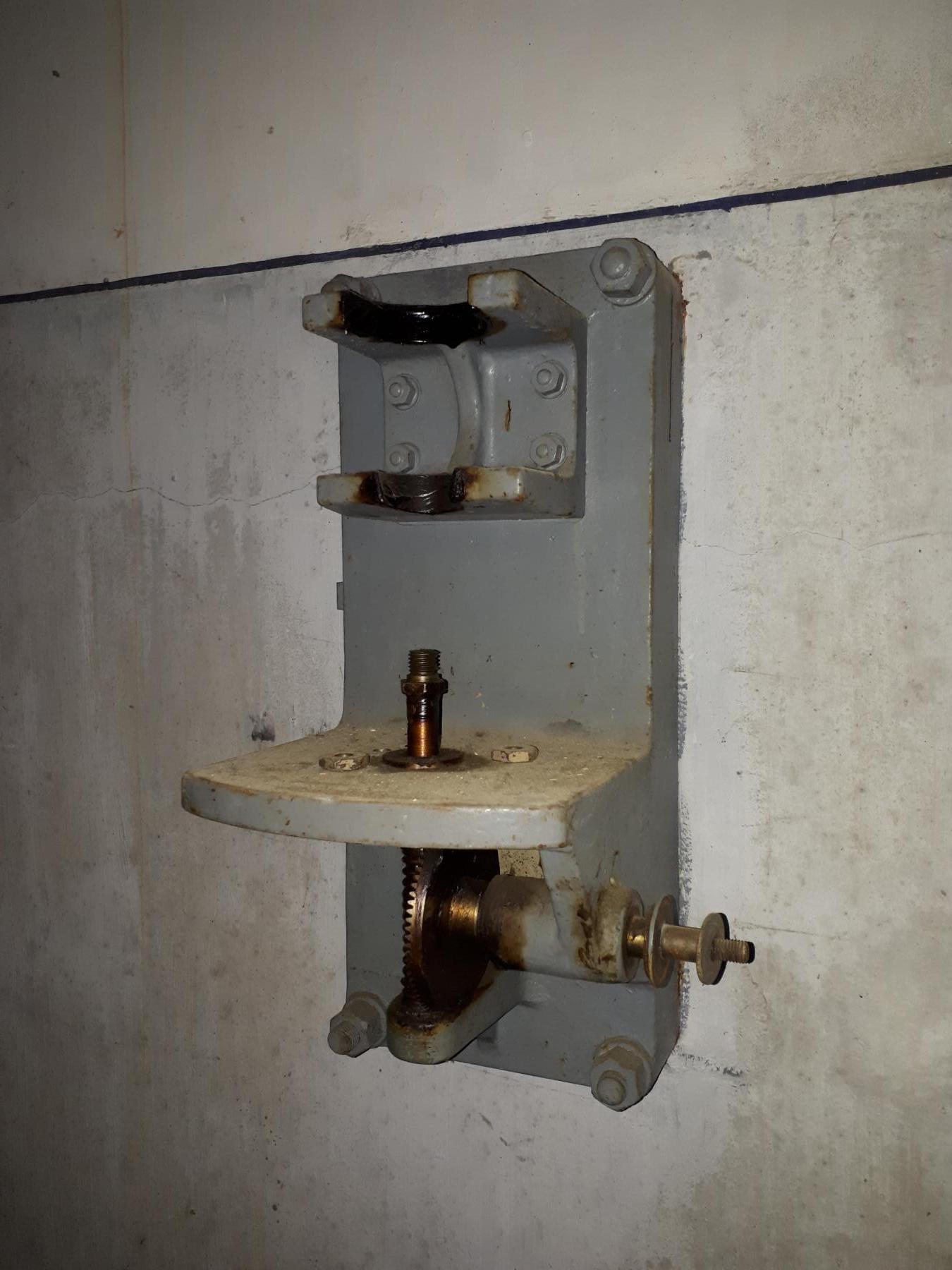 Ligne Maginot - SAINT ANTOINE - (Ouvrage d'artillerie) - Bloc 1
Etage intermédiaire
Dispositif de montage des charges additionnelles sur les obus de 81