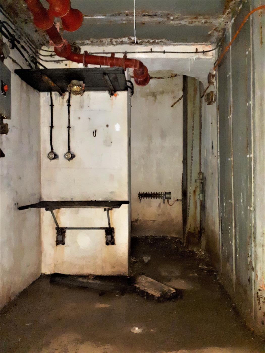 Ligne Maginot - SAINT ANTOINE - (Ouvrage d'artillerie) - Bloc 2
Etage supérieur
Poste téléphonique et accès à la cloche VDP