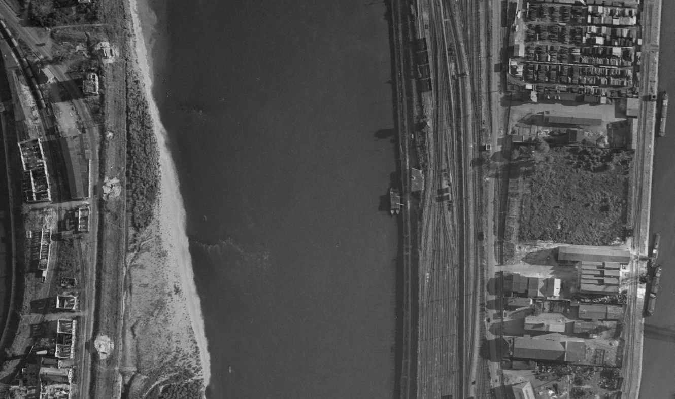 Ligne Maginot - BASSIN DE L'INDUSTRIE - (Casemate d'infanterie - double) - La casemate Bassin de l'Industrie en 1947
On voit sur la rive allemande les blockhaus du Westwall qui lui font face