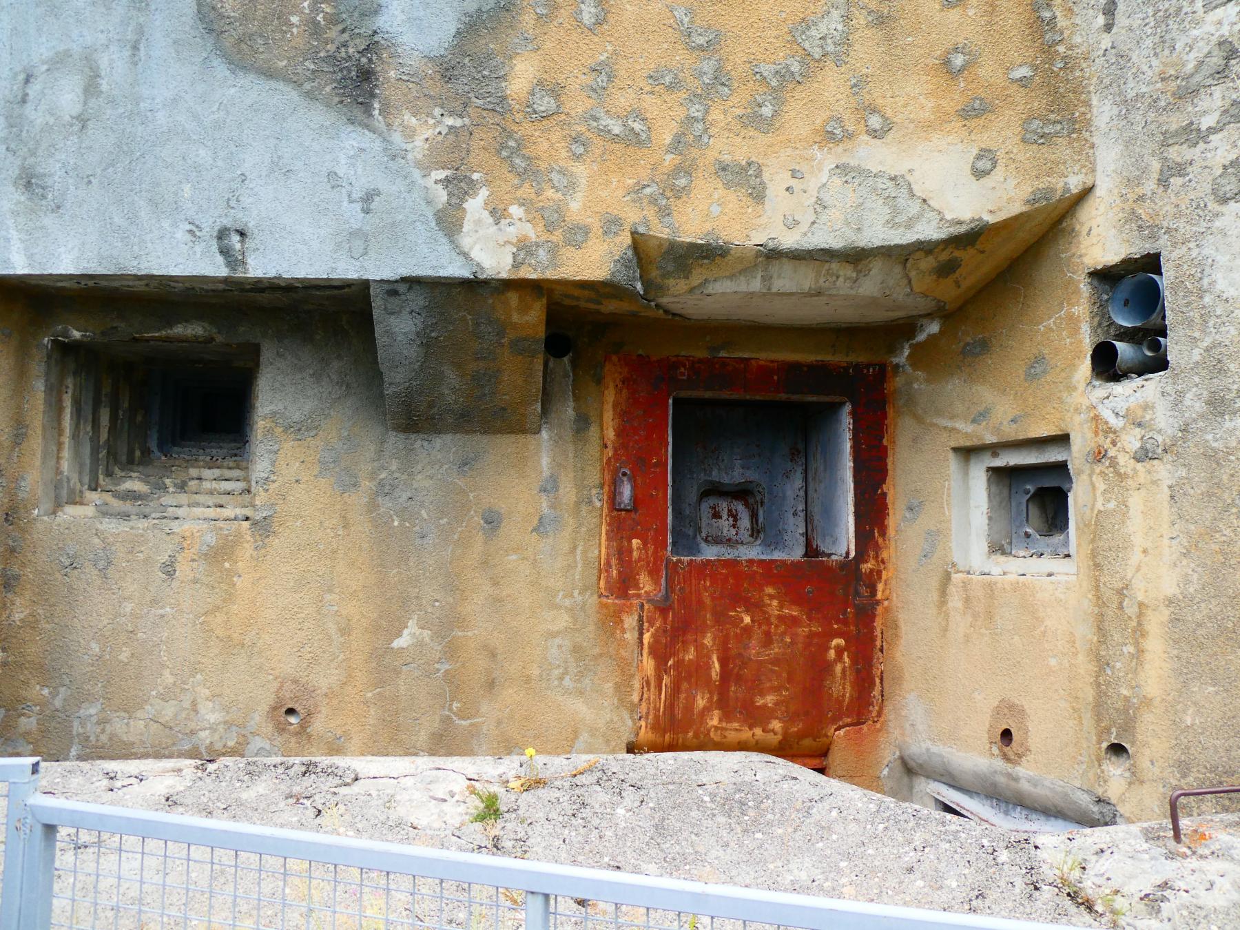 Ligne Maginot - SAINT OURS HAUT (SOH) - (Ouvrage d'artillerie) - Bloc 2
De gauche à droite : créneau jumelage avec trémie n°3, créneau de 75/31, créneau FM et évacuation des gaz (usine, latrines...)