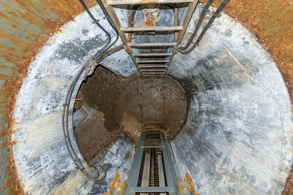 Ligne Maginot - ROCHE LA CROIX (RLC) - (Ouvrage d'artillerie) - Bloc 4
Puits de la cloche VDP vu depuis la plateforme.