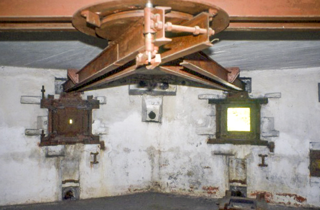 Ligne Maginot - MONTGENEVRE (BARRAGE RAPIDE) - (Blockhaus pour arme infanterie) - Chambre de tir avec les 2 créneaux pour le canon de 47. Noter la présence du bi-rail double desservant les deux créneaux avec le dispositif d'aiguillage pour le canon antichar