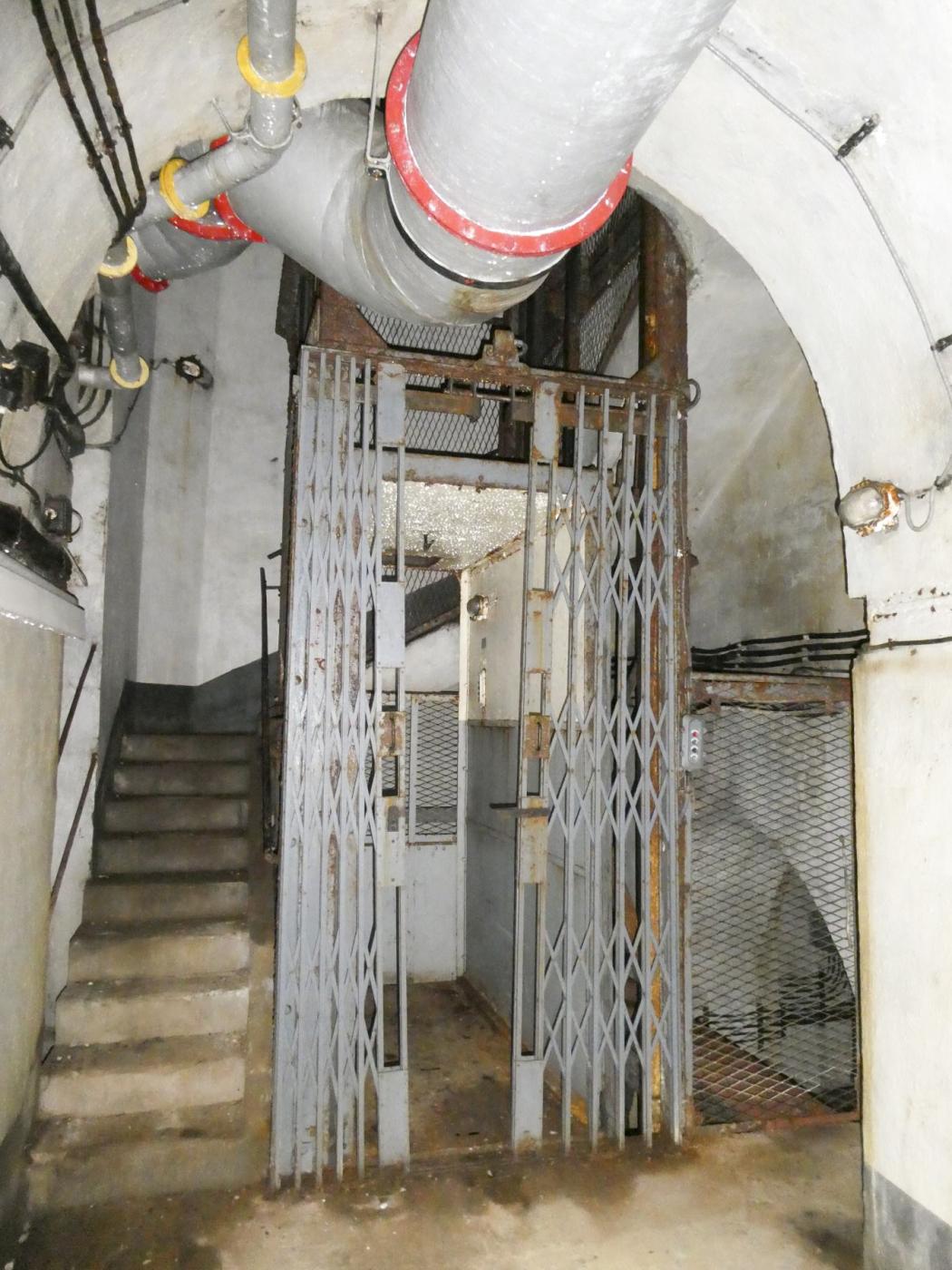 Ligne Maginot - BARBONNET (BT) - (Ouvrage d'artillerie) - Bloc 2
Ascenseur