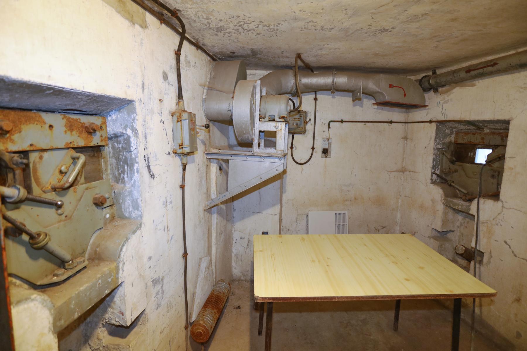 Ligne Maginot - ROCHE LA CROIX (RLC) - (Ouvrage d'artillerie) - Bloc 1
Intérieur de la caponnière de bloc. Créneau d'entrée à droite, créneau de flanquement vers la batterie à gauche