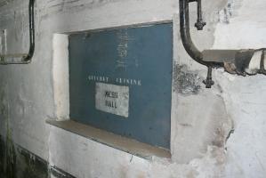 Ligne Maginot - MOLVANGE - A9 - (Ouvrage d'artillerie) - Guichet de la cuisine dans la galerie du casernement
L'inscription Mess Hall rappelle l'utilisation du casernement par la 4th ATAF de l'OTAN