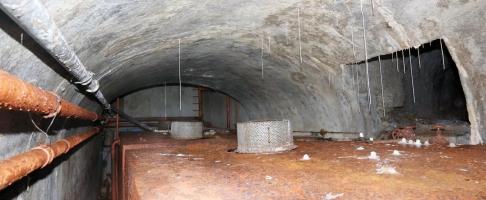 Ligne Maginot - LAVOIR - (Ouvrage d'artillerie) - Salle des citernes
Citernes d'eau potable, a droite la galerie d'accès à la source interne de l'ouvrage