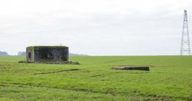 Ligne Maginot - B460 - RESERVOIR D'ONNAING (PDS) - (Blockhaus pour arme infanterie) - Au premier plan, bloc d'entrée secondaire de l'abri du poste de soutien, en arrière le bloc actif et entrée principale