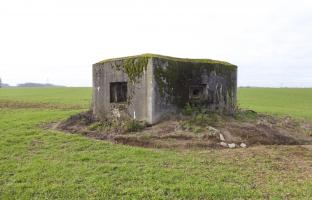 Ligne Maginot - B460 - RESERVOIR D'ONNAING (PDS) - (Blockhaus pour arme infanterie) - Le bloc actif, avec 3 créneaux FM et un créneau mitrailleuse, relié par puits à l'abri.