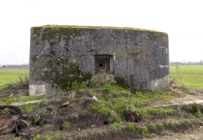 Ligne Maginot - B460 - RESERVOIR D'ONNAING (PDS) - (Blockhaus pour arme infanterie) - Face arrière. Les deux entrées principales - remblayées aujourd'hui - se situaient sous la dalle dont on voit l'angle au ras du sol