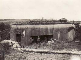 Ligne Maginot - WITTRING - (Casemate d'infanterie) - On aperçoit sur cette photo la niche provisoire pour le projecteur les caissons blindés n'ayant pas été livrés à temps. Sur les photos récentes on aperçoit les caissons blindés installés par le propriétaire de la casemate