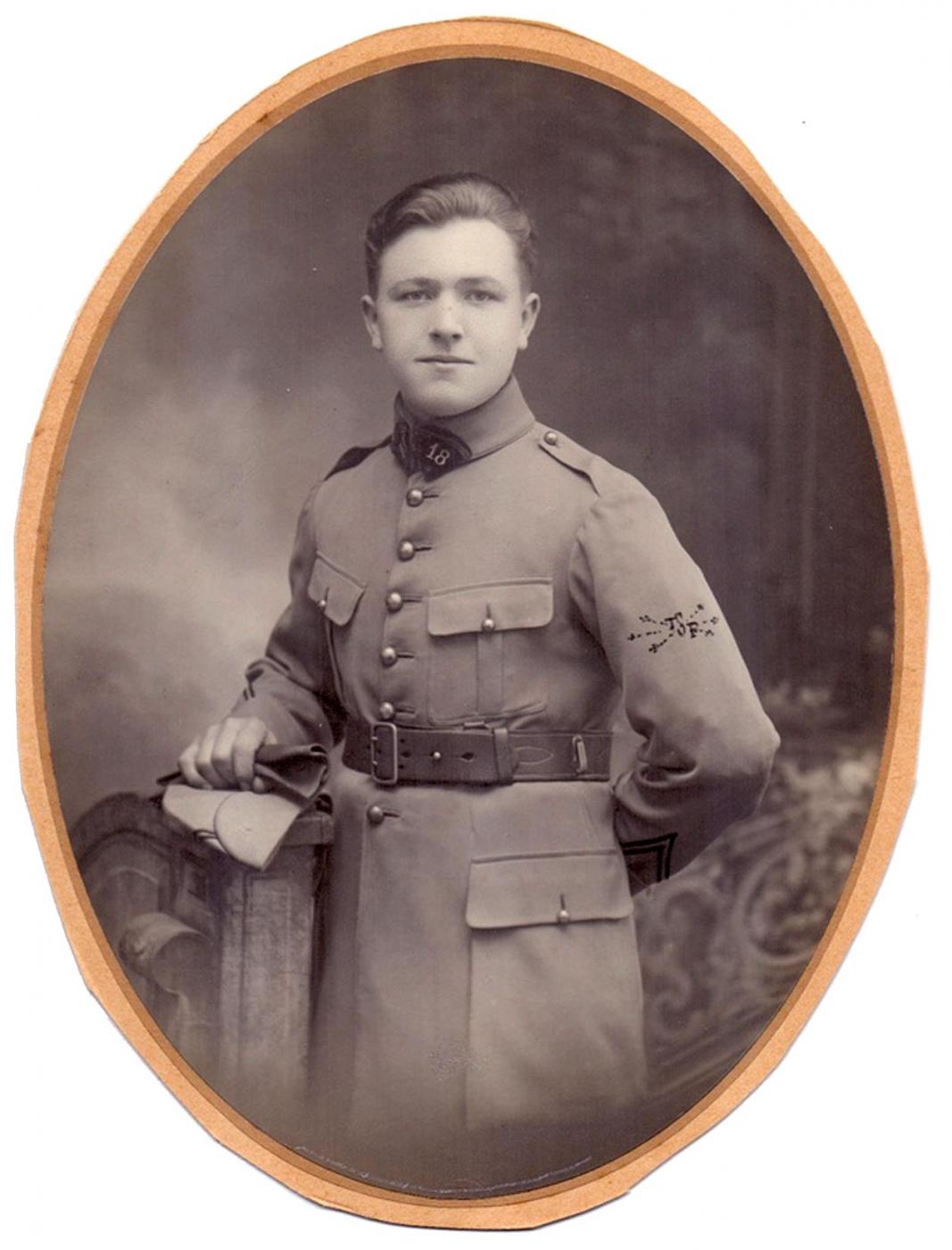 Ligne Maginot - 18° Regiment du Génie - Portrait - Portait d'un homme du 18° RG dans la pose traditionnelle chez le photographe.
Noter la surcharge faite sur la  photo pour rajouter l'insigne des transmissions sur la manche de la veste.