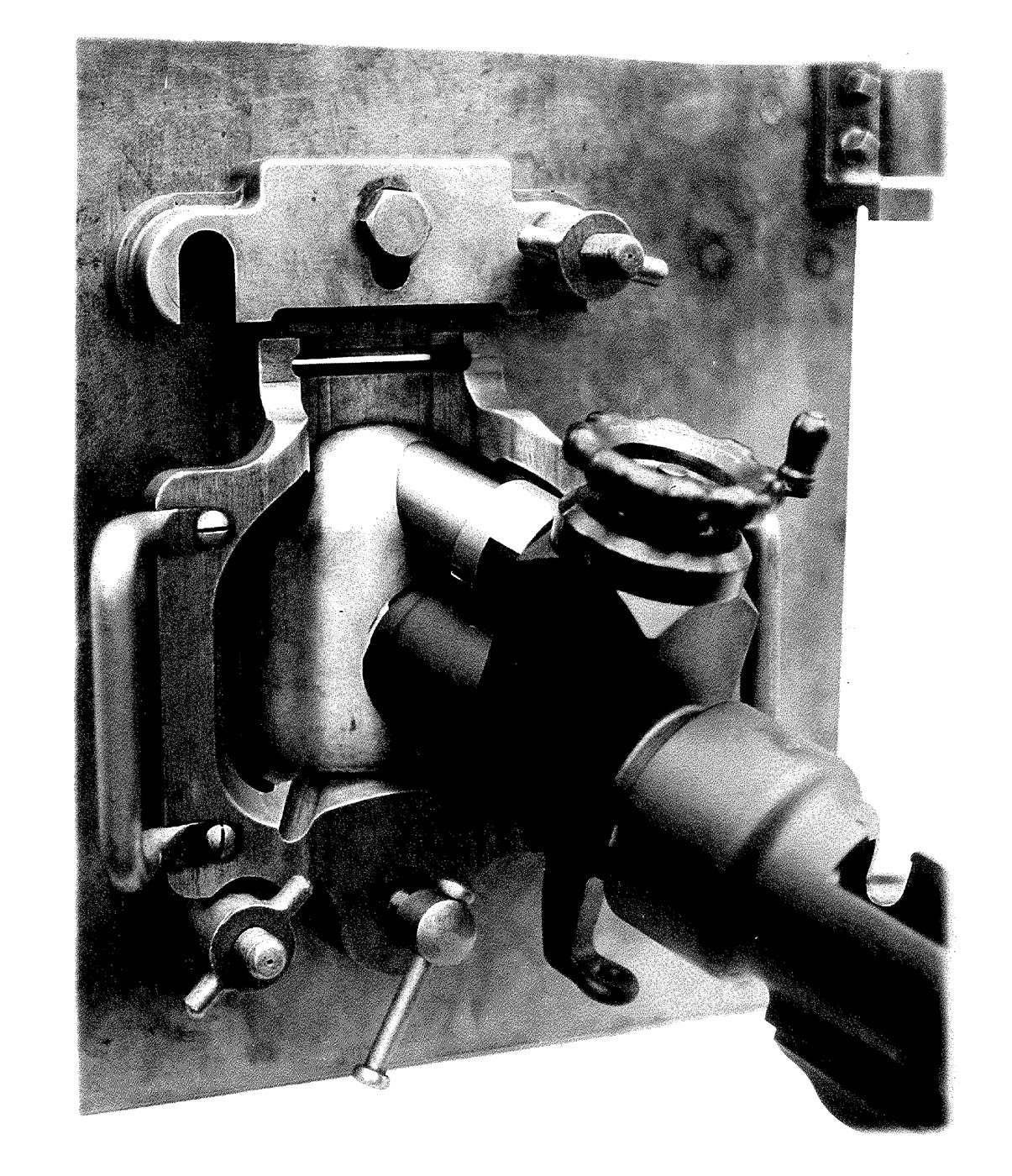 Ligne Maginot - Mortier de 50 mle 35 - Montage sur porte blindée - Photo représentant un prototype du support de porte développé pour le mortier de 50 mm mle 1935